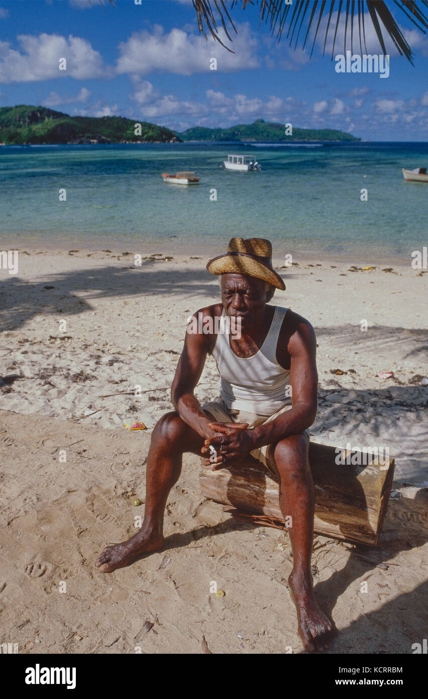 Pêcheur sur Anse Boileau, Mahé, Seychelles Banque D'Images