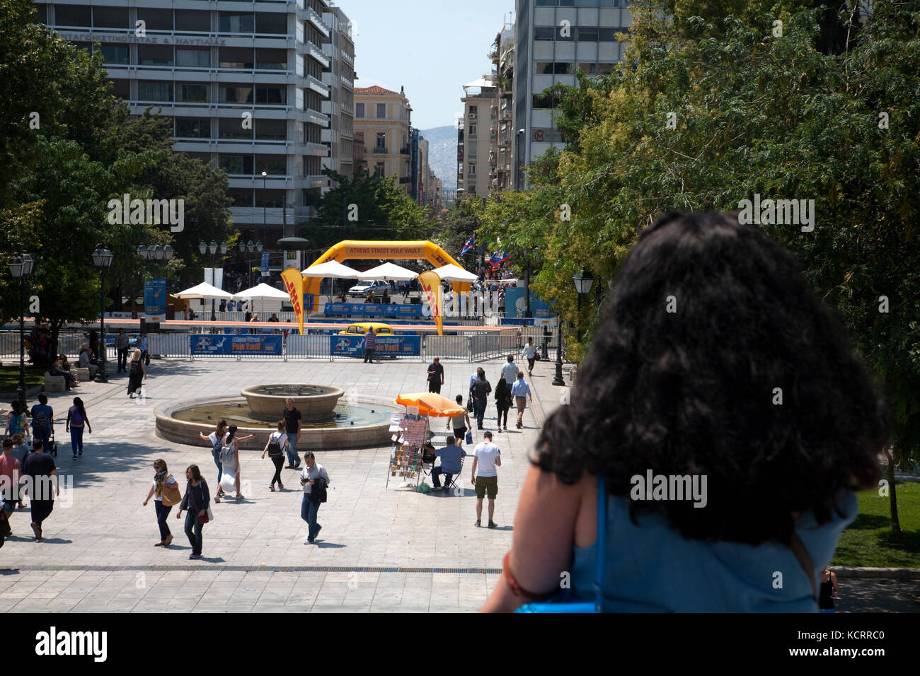 La Place Syntagma Athènes Grèce Personnes par Fontaine Banque D'Images