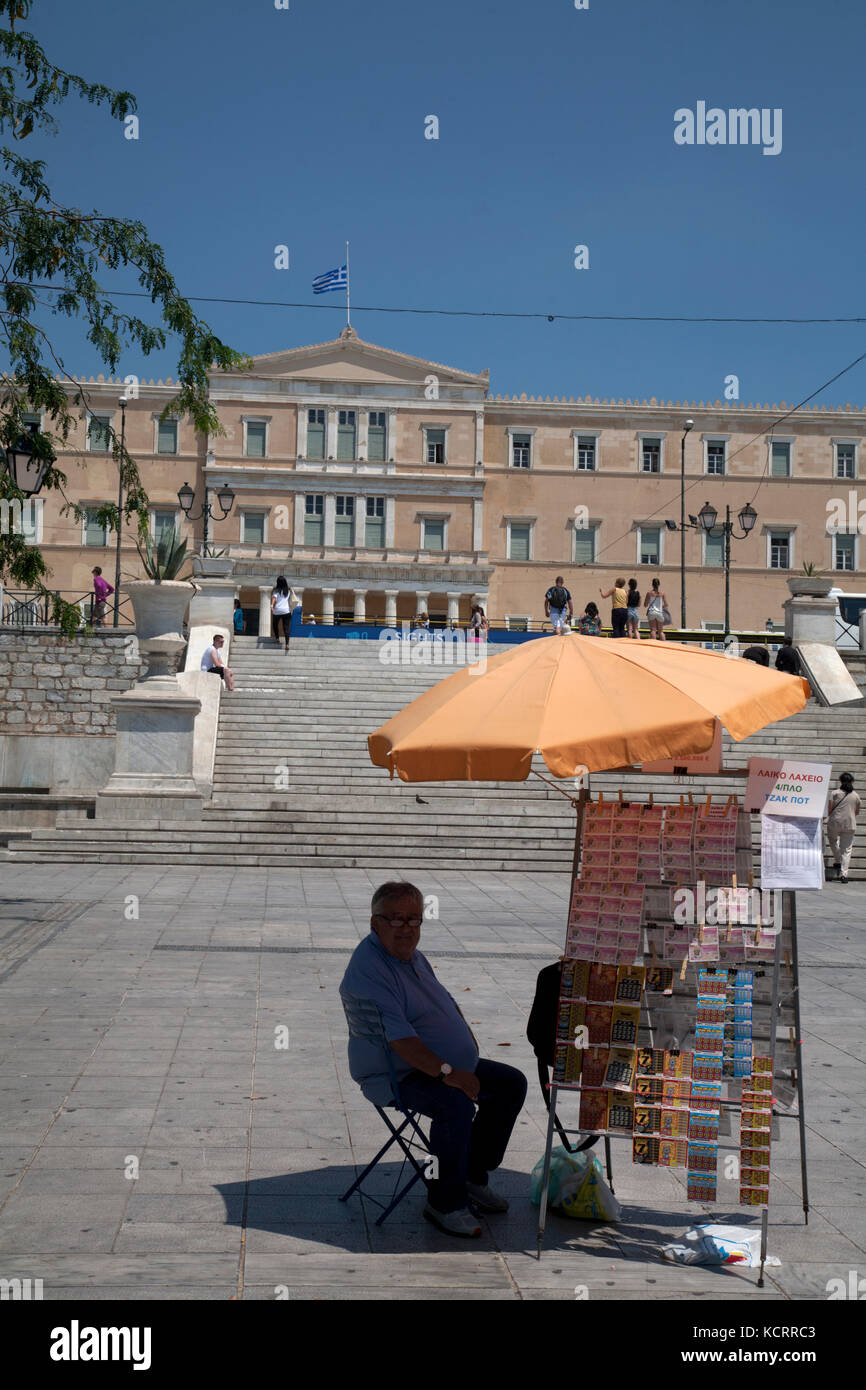 La Place Syntagma Athènes Grèce vendeur de rue, vente de billets de loterie Banque D'Images