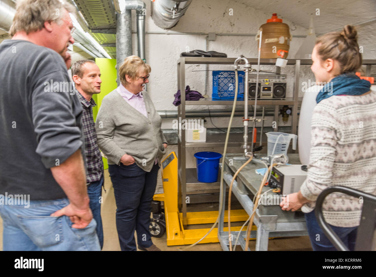 Monika Christmann, ancien président de l'Organisation internationale du vin, avec des étudiants de l'Université de Geisenheim, Allemagne Banque D'Images