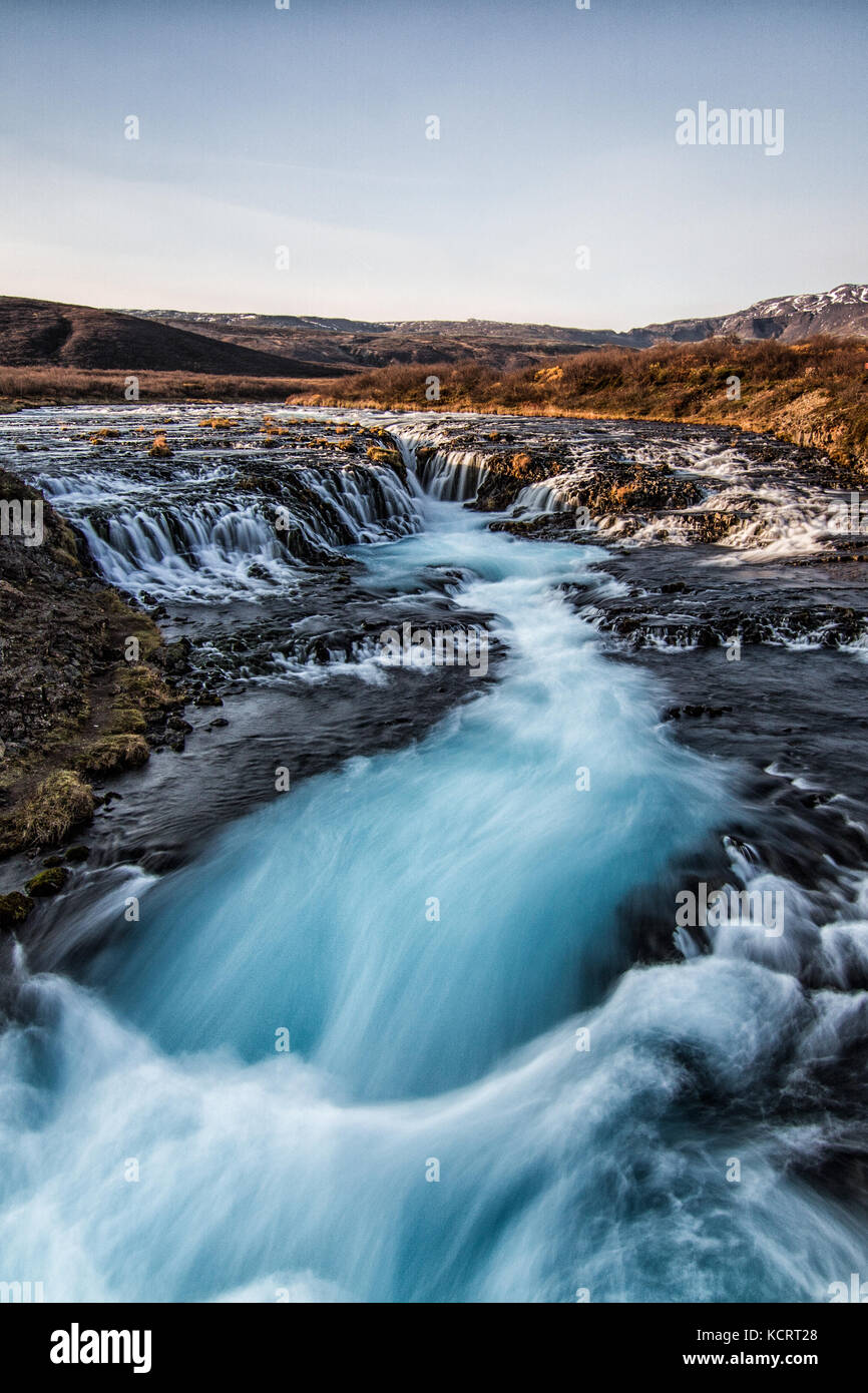 Bruarfoss avec chute d'eau bleu glaciaire en Islande Banque D'Images
