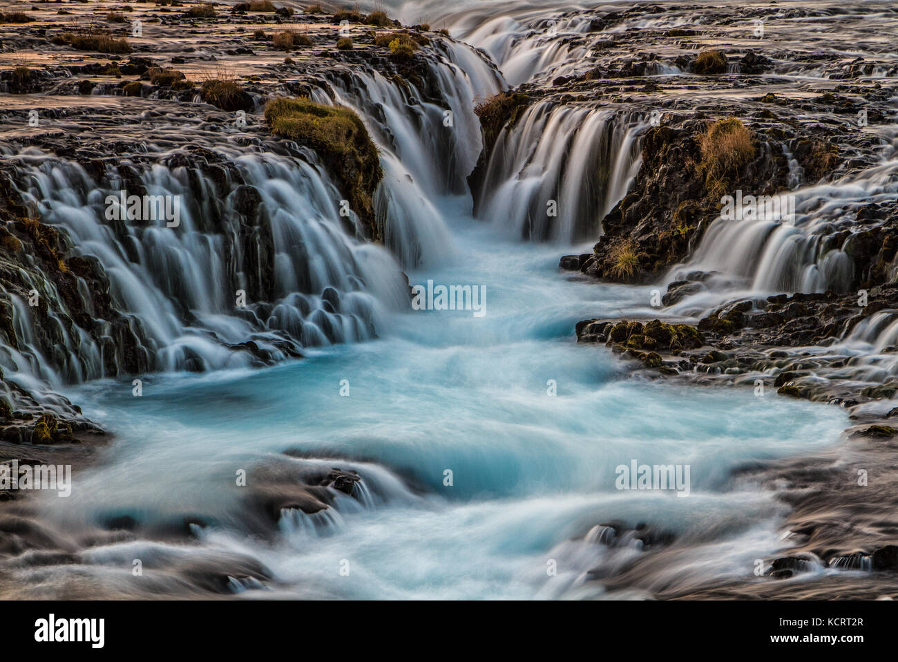 Bruarfoss avec chute d'eau bleu glaciaire en Islande Banque D'Images