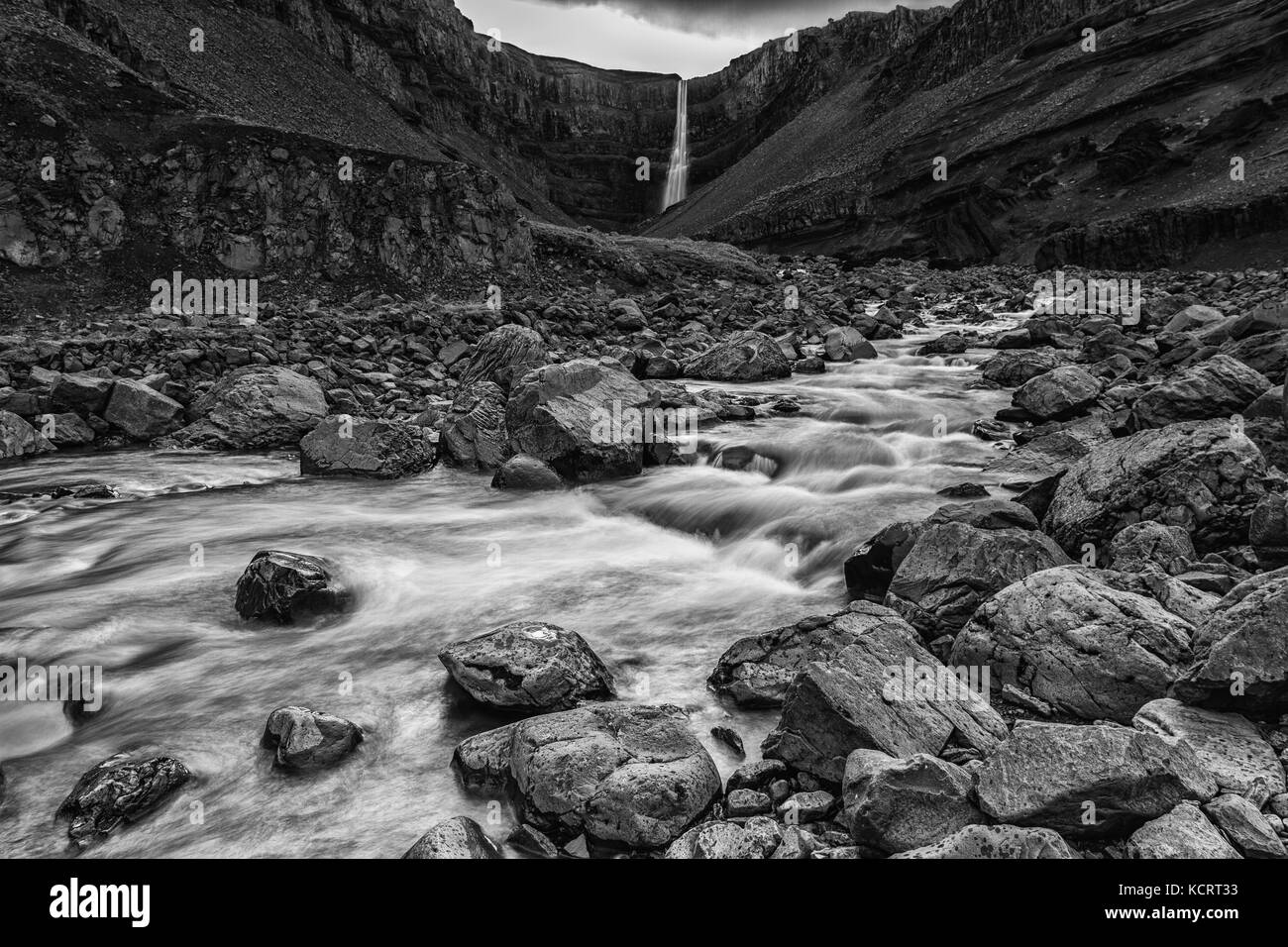 La Hengifoss chute près de Egilsstadir, Islande Banque D'Images