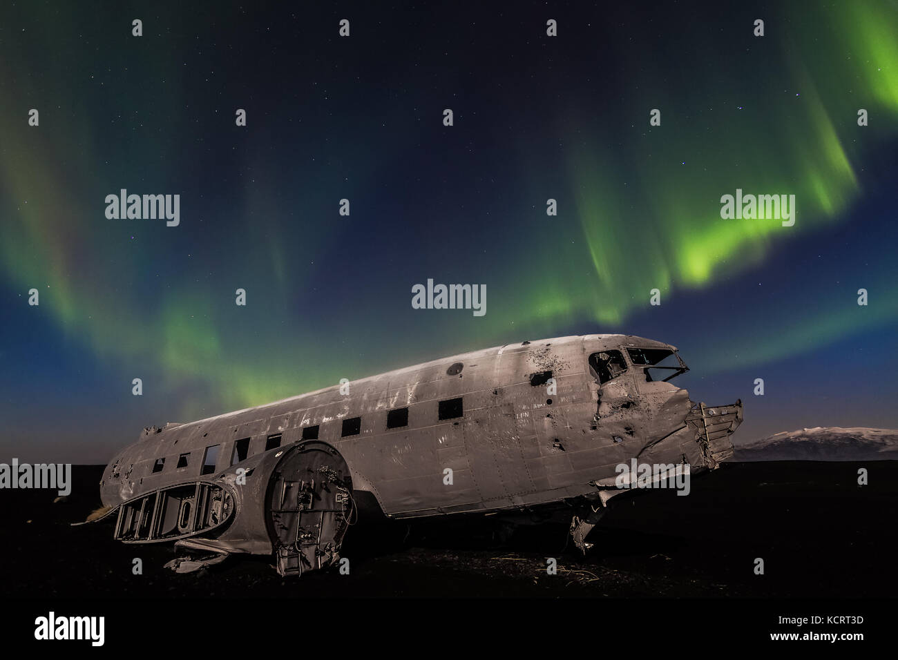 Solheimasandur DC-3 Plane Wreck avec aurores boréales en Islande Banque D'Images