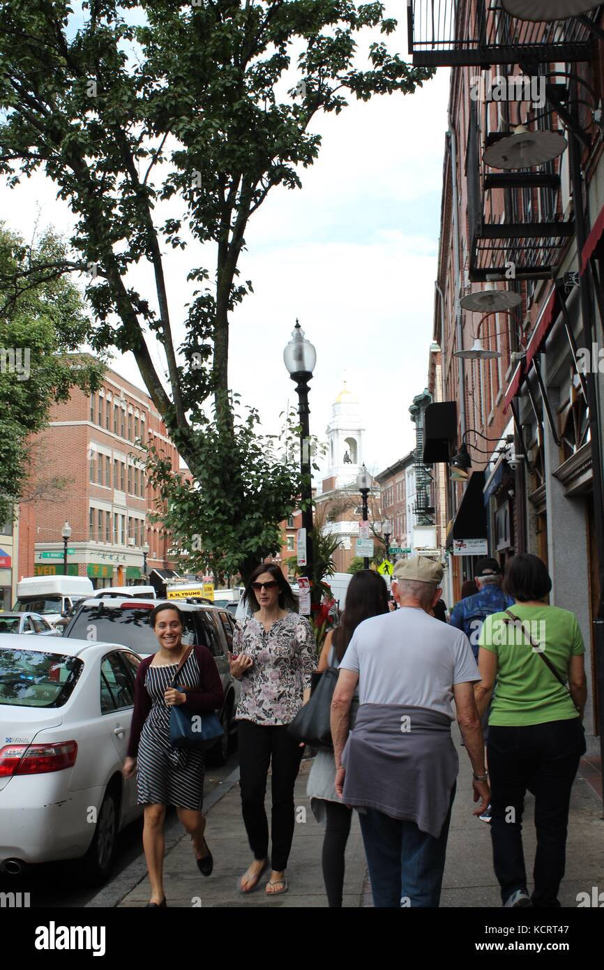 Une dame rit alors qu'elle marche dans les rues animées de Boston avec son amie sur un pâté de maisons pendant la journée Banque D'Images