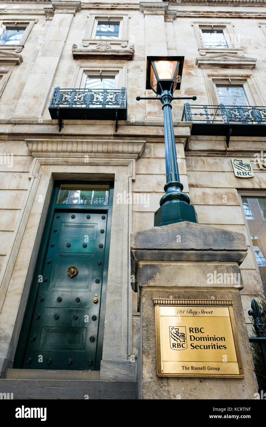 Ancienne banque traditionnelle, vue de l'immeuble RBC Dominion valeurs mobilières à Brookfield place, au centre-ville du quartier financier de Toronto, Ontario, Canada. Banque D'Images
