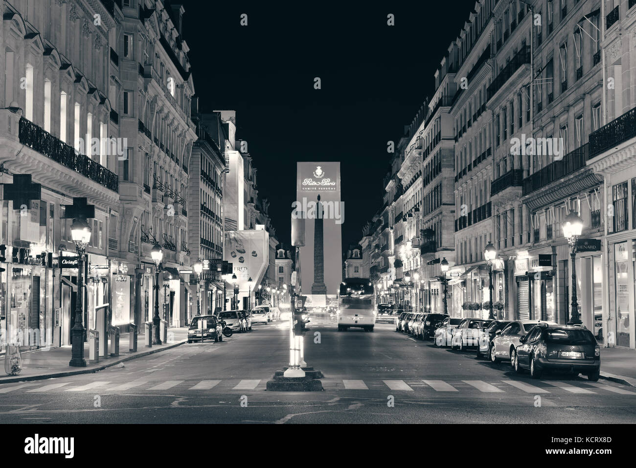 Paris, France - le 13 mai : city Street view dans la nuit le 13 mai 2015. avec la population de 2m, Paris est la capitale et la plus grande ville de France. Banque D'Images