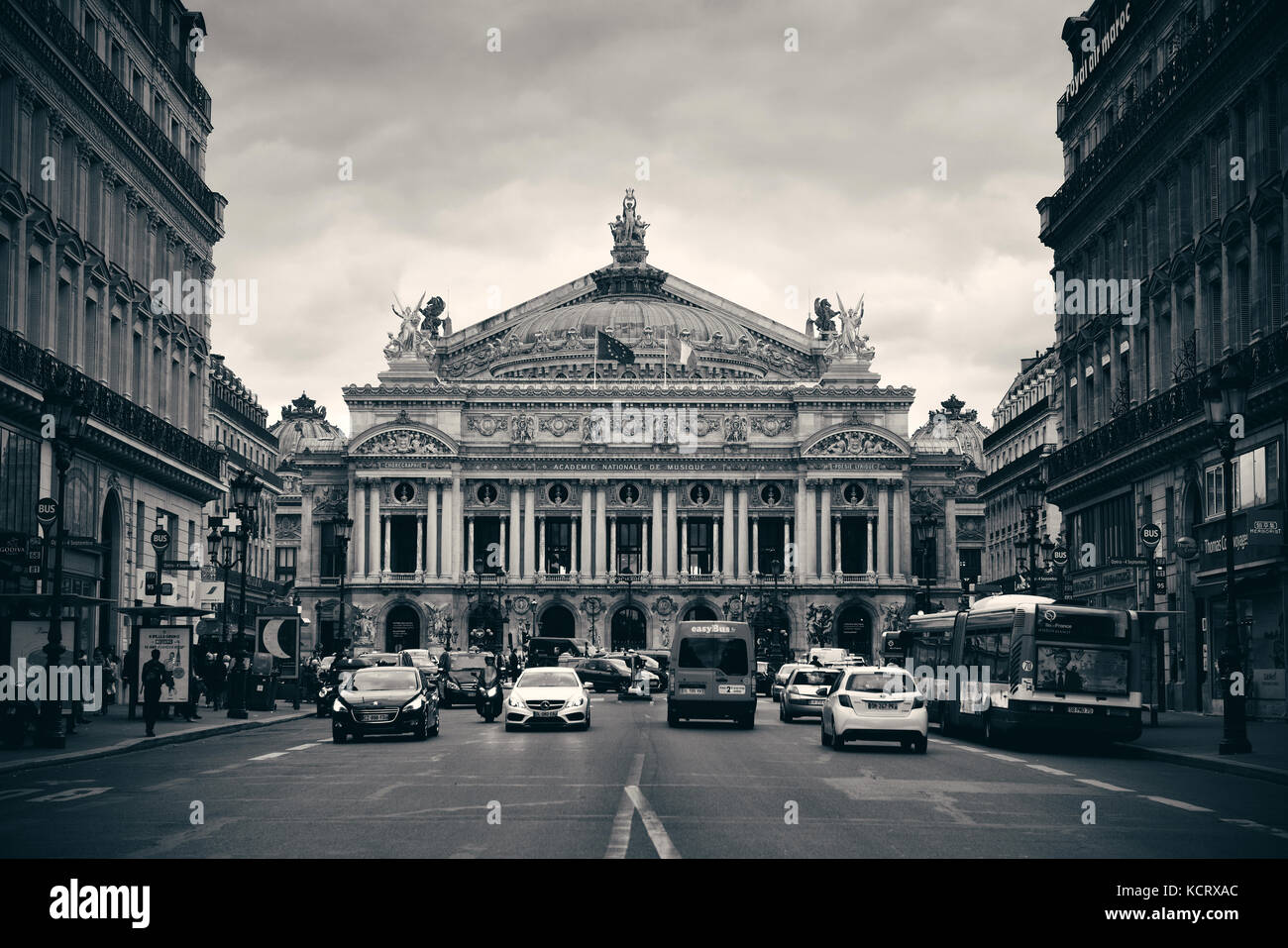 Avec l'Opéra de Paris rue que la ville célèbre attraction touristique et historique. Banque D'Images