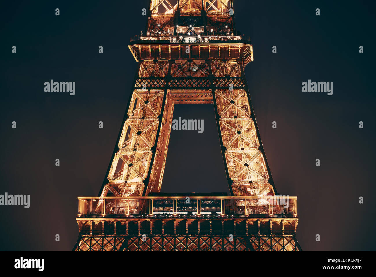 Paris, France - le 13 mai : eiffel tower at night le 13 mai 2015 à Paris. c'est le plus visité payé au monde avec 250 millions de visiteurs annuels. Banque D'Images