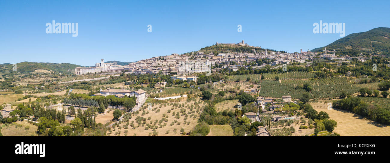 Assise, l'une des plus belle petite ville en Italie. drone vue aérienne de l'horizon du village de la terre Banque D'Images