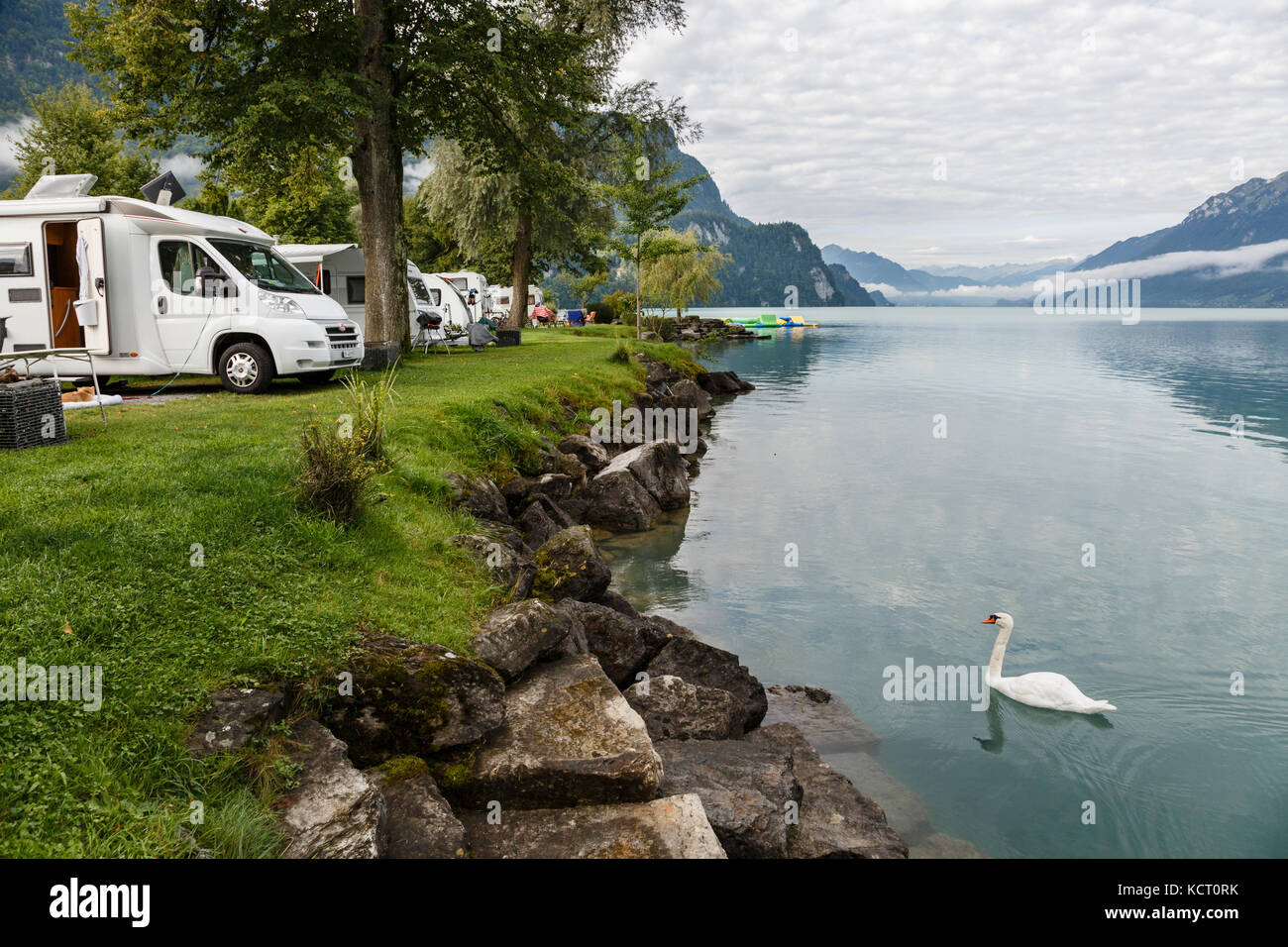 Camping au bord du lac de Brienz, Suisse Photo Stock - Alamy