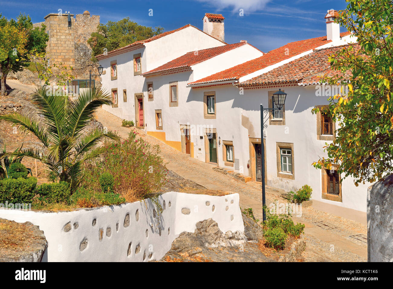 Portugal: Petite route pittoresque avec maisons blanches menant au château médiéval de Marvao Banque D'Images