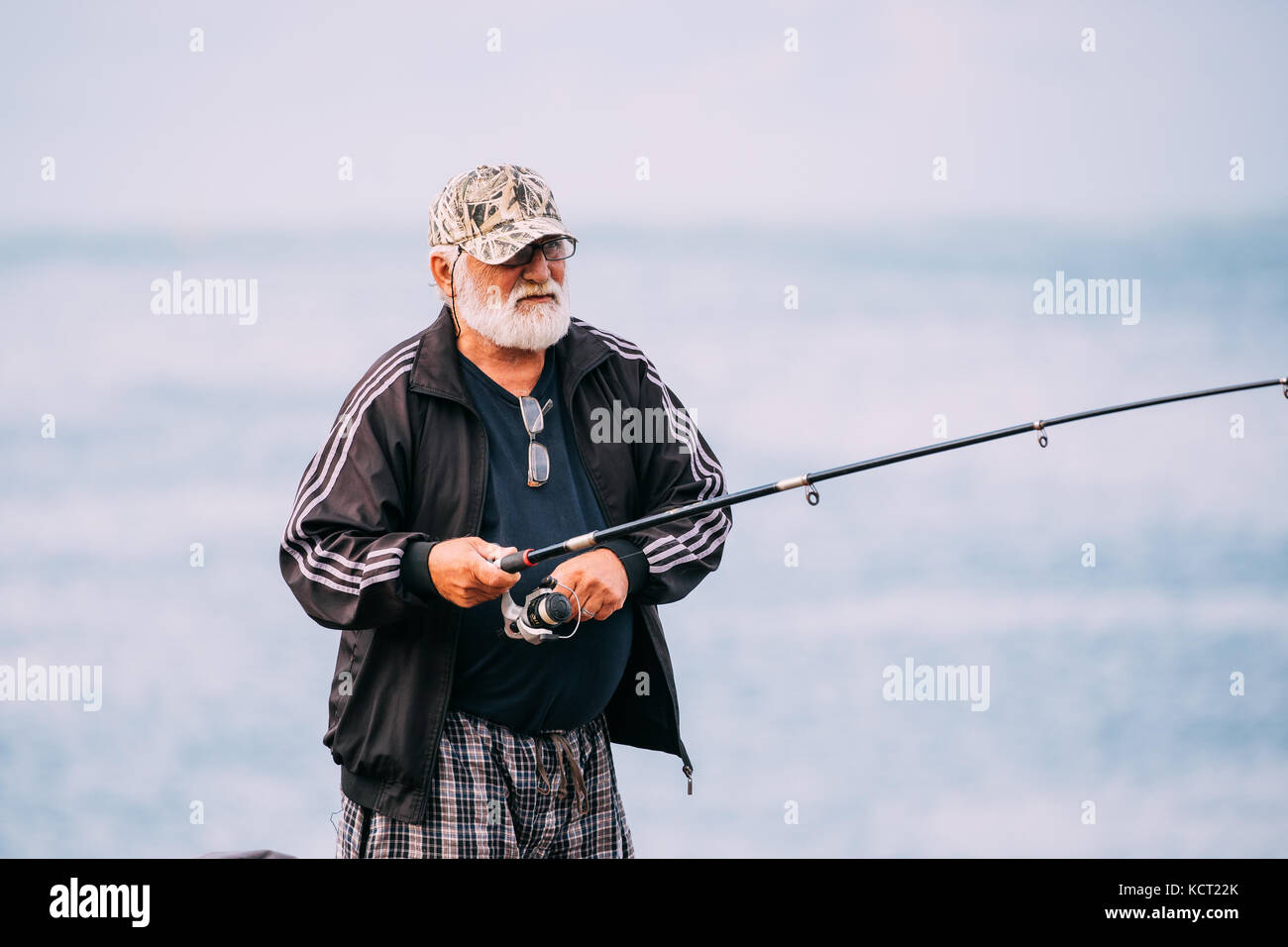 Vieil homme pêchant près de Port Dock à Batoumi, Adjara, Géorgie. Banque D'Images