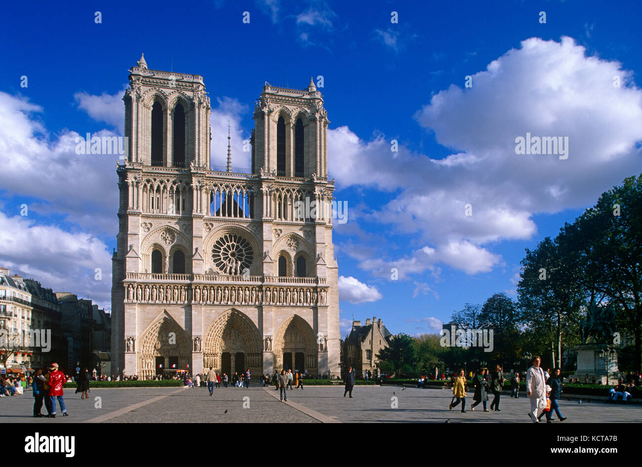 Façade ouest de la cathédrale notre Dame , Paris, France Banque D'Images