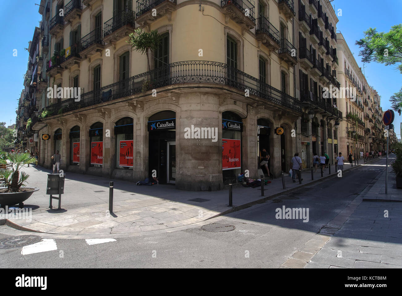 Barcelone, Espagne la Caixa Bank branch entrée. magasin du coin avec logo et mendiants se situant en dehors de la carrer de la princesa 44 rue. Banque D'Images