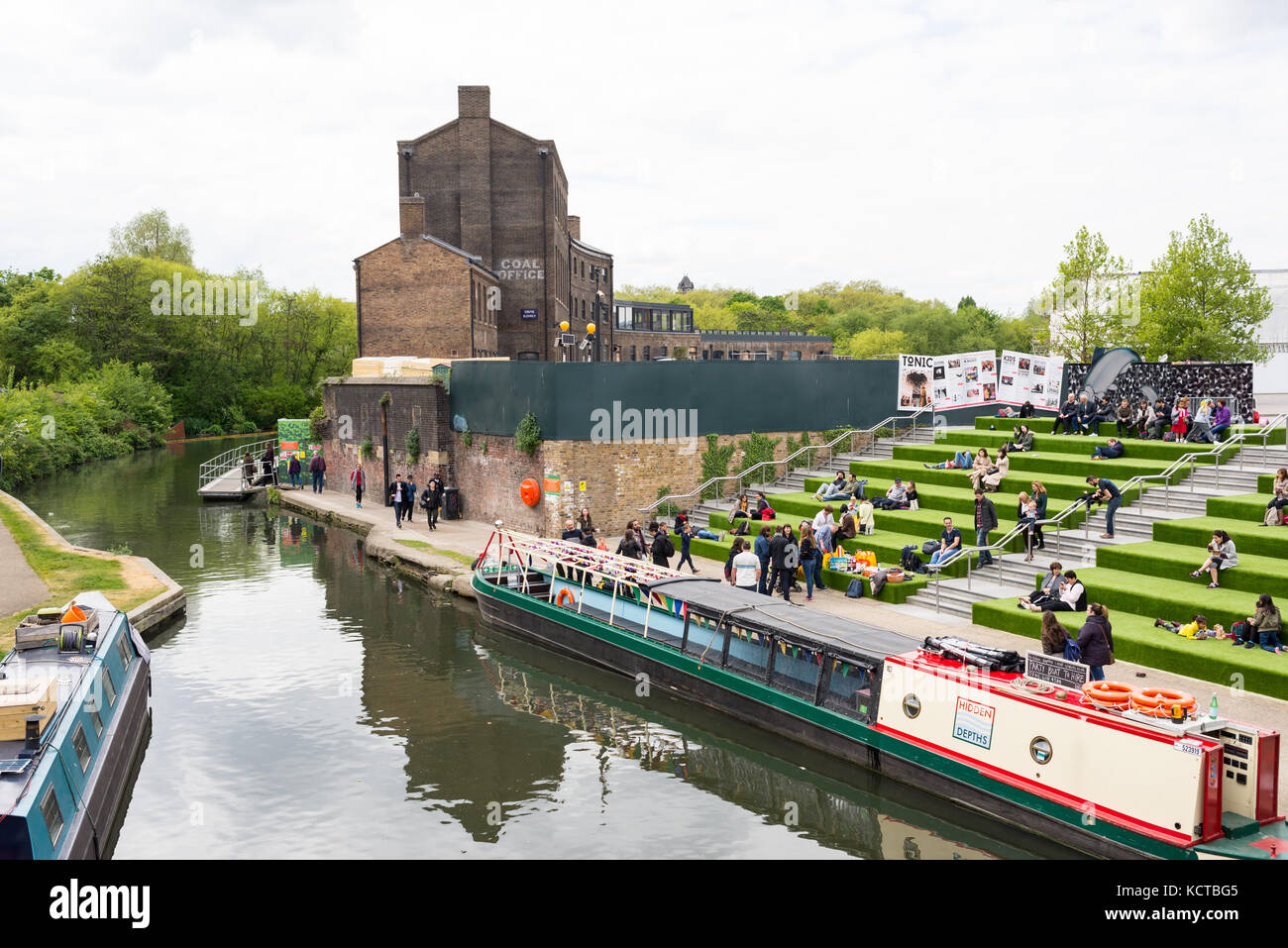 Mesures carrés grenier arrivant au canal, en vert pendant les mois d'été. granary square est une place publique sur les rives de Regent's Canal Banque D'Images