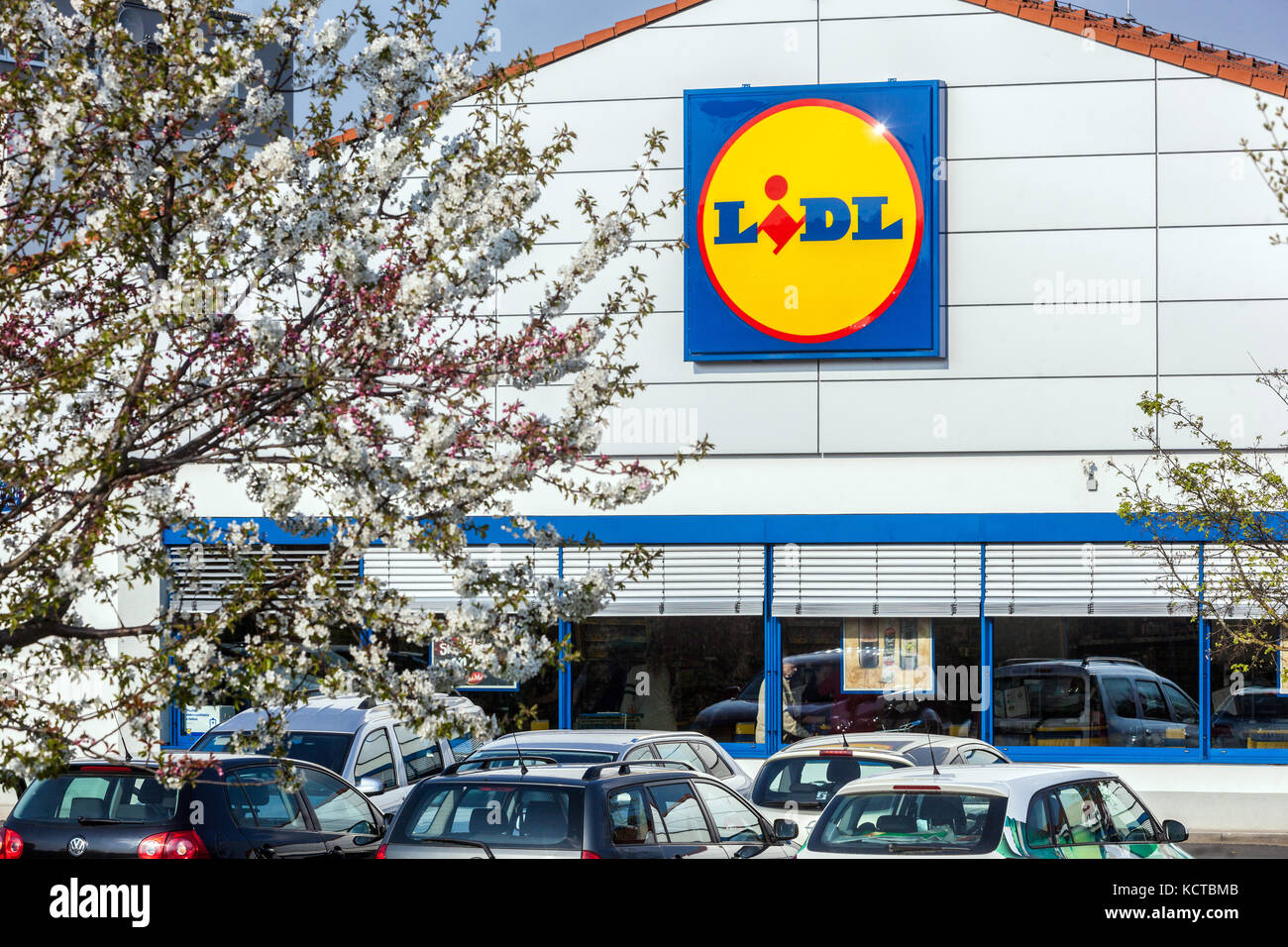 Parking, logo Lidl sur le supermarché République tchèque Europe Banque D'Images