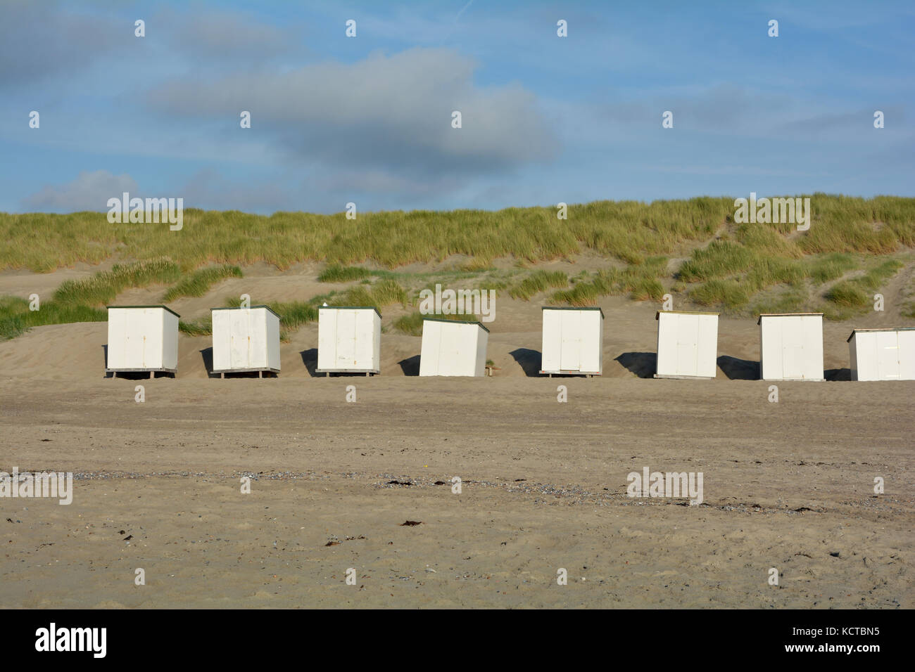 Cabines de plage avant d'avoine de plage dans les dunes sur la côte de la mer du Nord, aux Pays-Bas sur 225 Banque D'Images