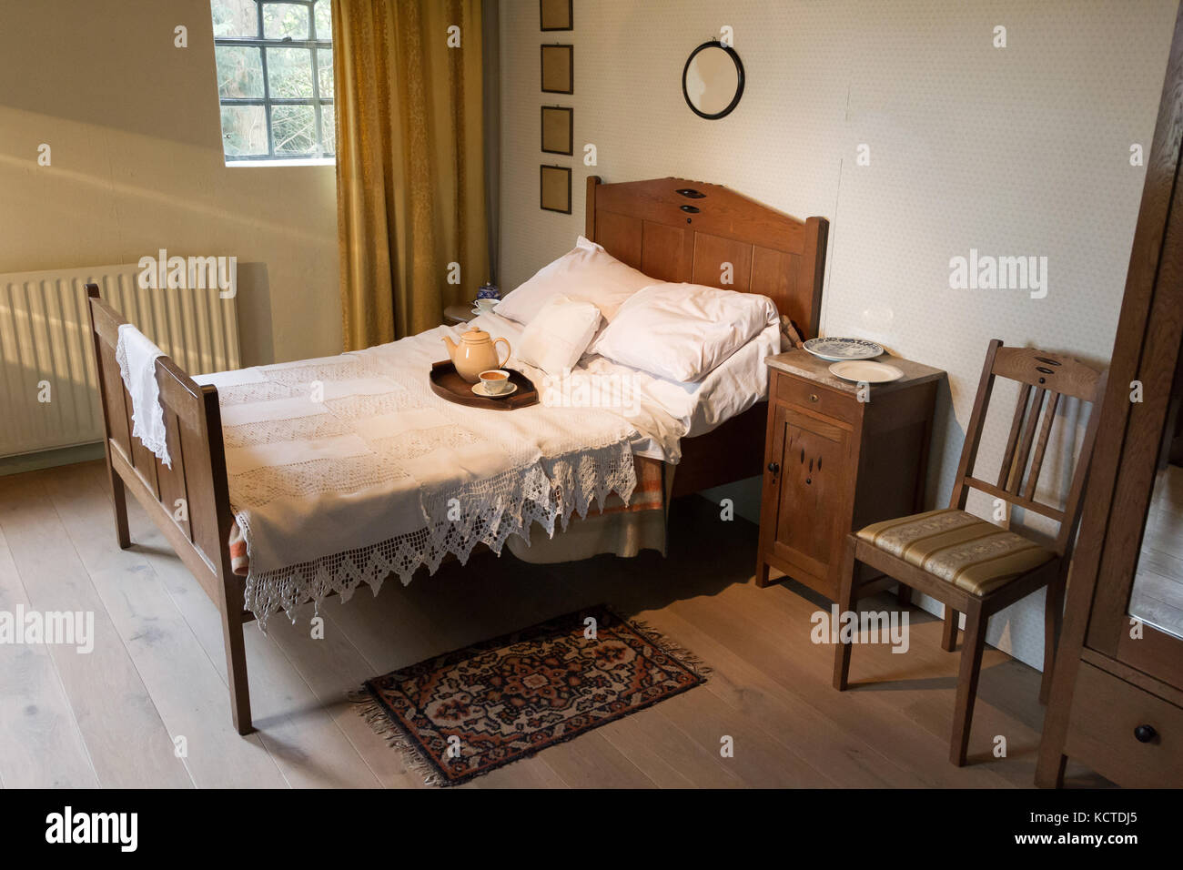 Très vieux lit double dans une chambre meublée - les Pays-Bas Photo Stock -  Alamy