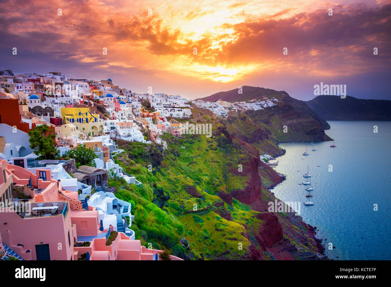 Oia sur l'île de Santorin, Grèce. et traditionnel célèbres maisons et églises aux dômes bleus sur la caldeira, la mer Égée Banque D'Images
