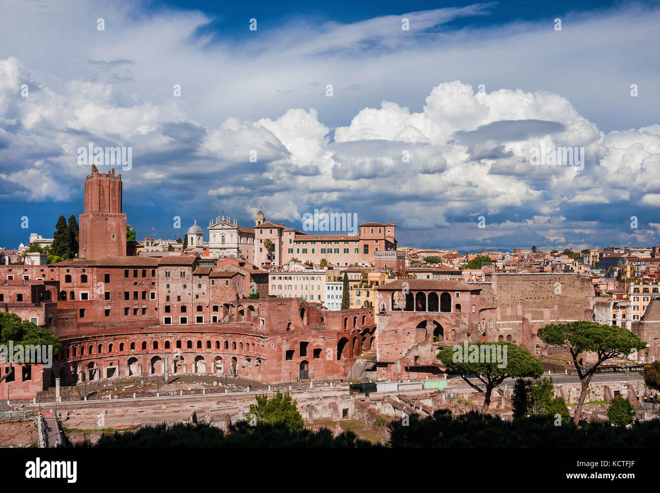 Forums impériaux ruines (auguste et forum de Trajan) Vue du dessus avec ses anciens monuments dans le centre historique de Rome Banque D'Images