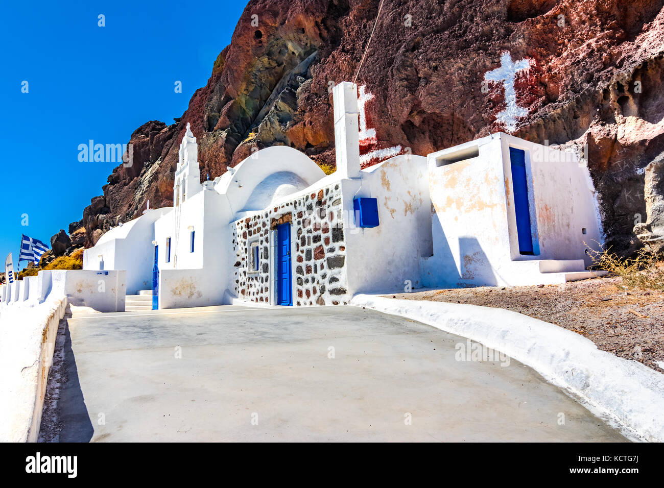 Église près de la plage rouge, Akrotiri, Santorini, cyclades - Santorin, Grèce - thira Banque D'Images