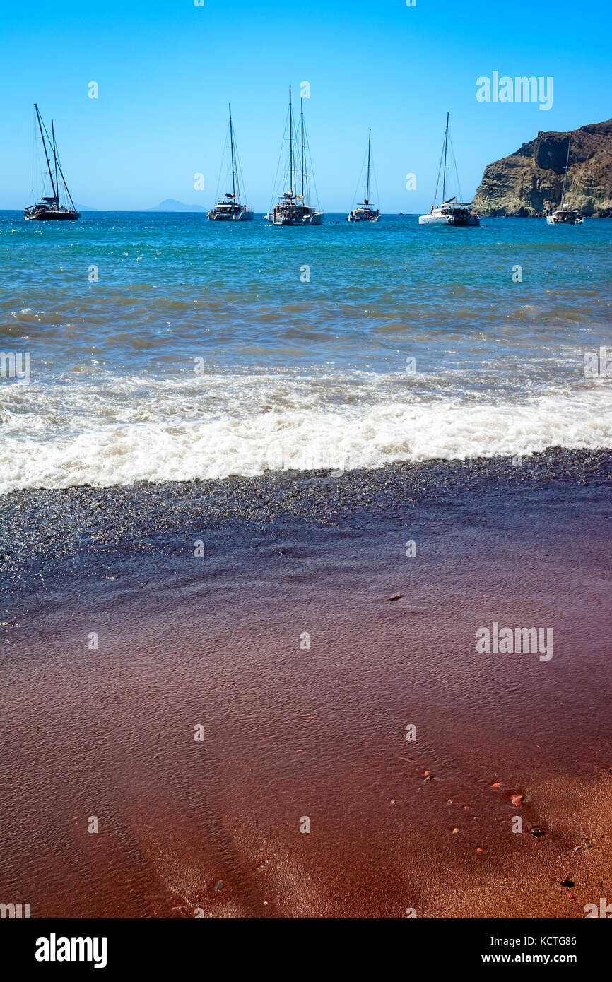 La plage rouge, Akrotiri, Grèce, Îles Cyclades - Santorin thira--l'une des plages les plus célèbres de l'île connue pour la couleur unique du sable et surro Banque D'Images