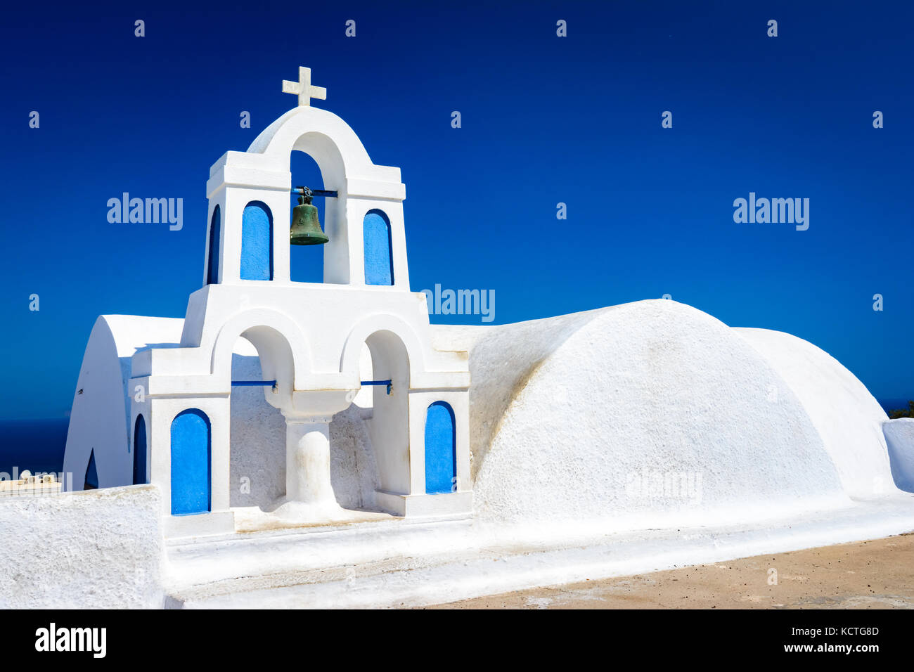 Les cloches de l'église sur une église orthodoxe grecque donnant sur la mer Égée, dans la ville de Oia sur l'île de Santorin dans les Cyclades au large de la côte de main Banque D'Images
