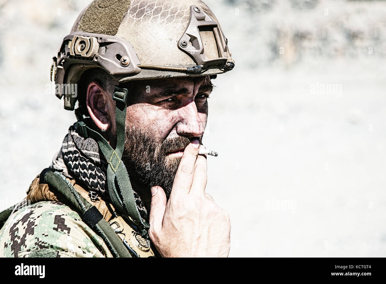 Soldat de l'armée de fumeurs. Banque D'Images