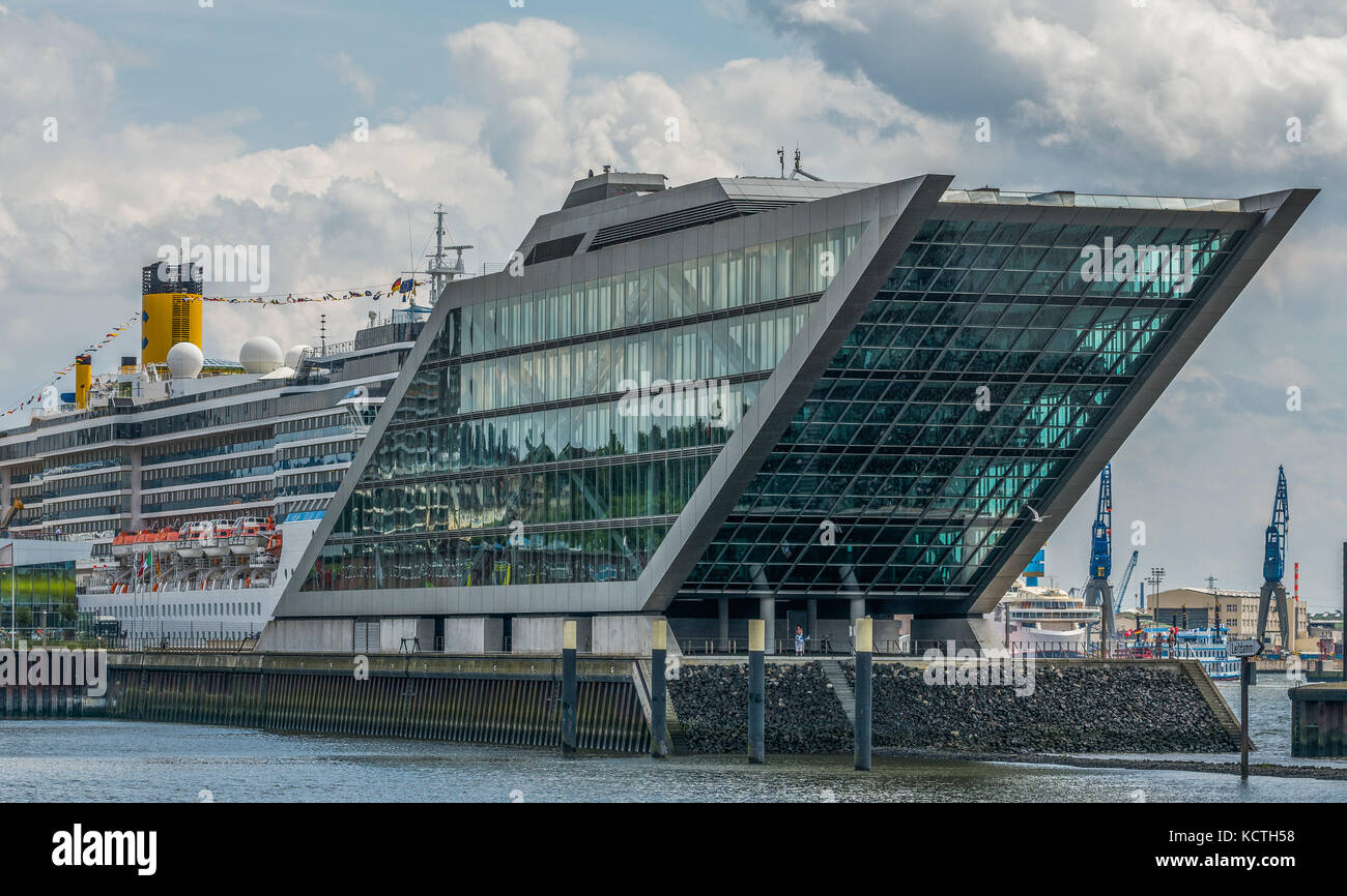 Bâtiment de bureaux Dockland et bateau de croisière, Hambourg, Allemagne Banque D'Images