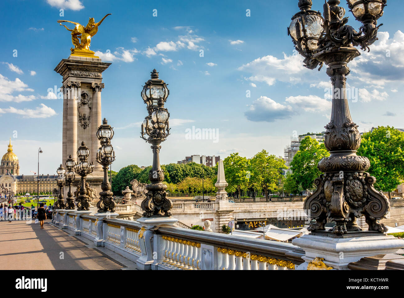Pont Alexandre III lors d'une journée ensoleillée d'été à Paris, France Banque D'Images
