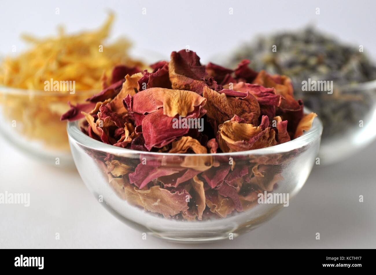 Pétales séchés de plantes médicinales et aromatiques à des fins cosmétiques, alimentaires et médicales. Close-up dans des bocaux en verre sur fond blanc. Banque D'Images