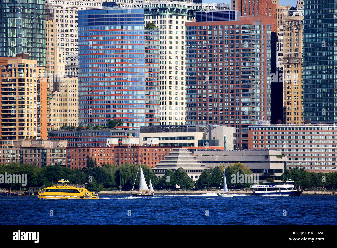 Vue fermée des tours de bureaux dans le quartier financier de Lower Manhattan avec des bateaux-ferries dans le fleuve Hudson en premier plan.New York City.USA Banque D'Images