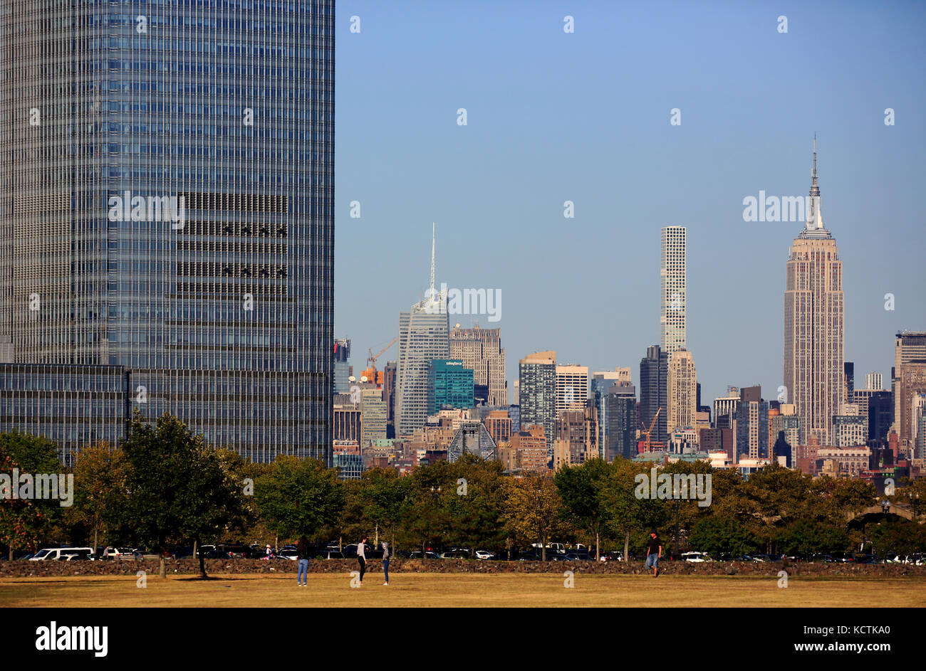 Tour Goldman Sachs à Jersey City avec Empire State Building et 432 Park Avenue immeuble d'appartements en arrière-plan.New York City.USA Banque D'Images