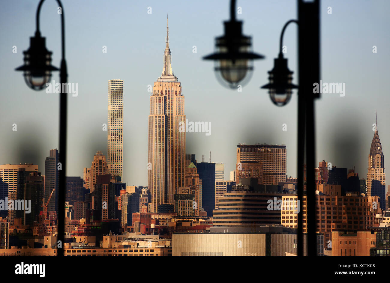 Empire State Building et la ligne d'horizon du centre-ville de Manhattan encadrés par des lampadaires de l'ancien quai de ferry au parc national Liberty. Jersey City.New Jersey.USA Banque D'Images