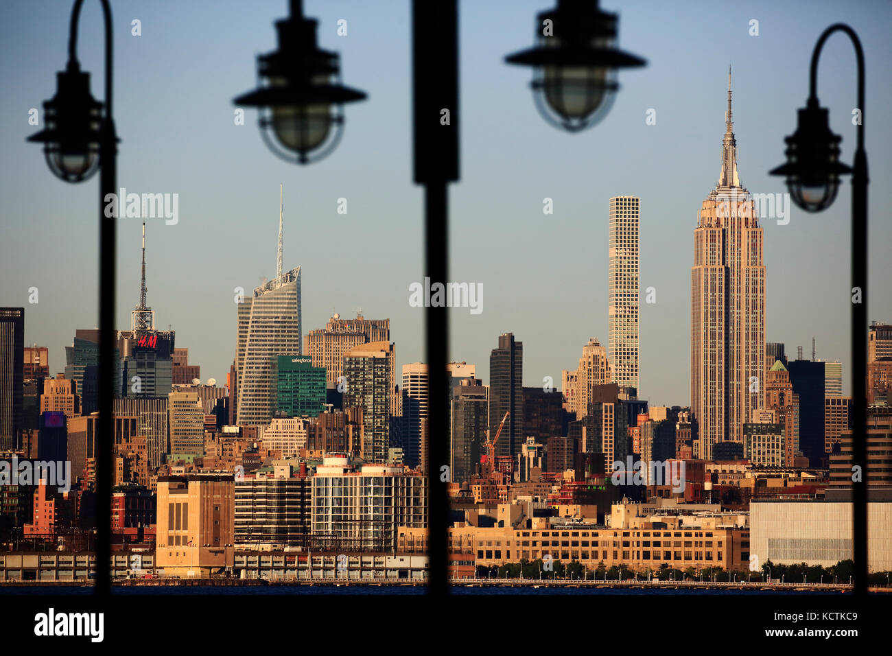 Empire State Building et la ligne d'horizon du centre-ville de Manhattan encadrés par des lampadaires de l'ancien quai de ferry au parc national Liberty. Jersey City.New Jersey.USA Banque D'Images
