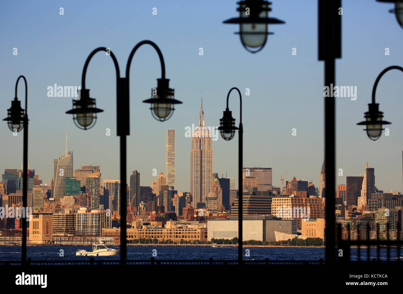 Empire State Building et la ligne d'horizon du centre-ville de Manhattan encadrés par des lampadaires de l'ancien quai de ferry au parc national Liberty. Jersey City.New Jersey.USA Banque D'Images