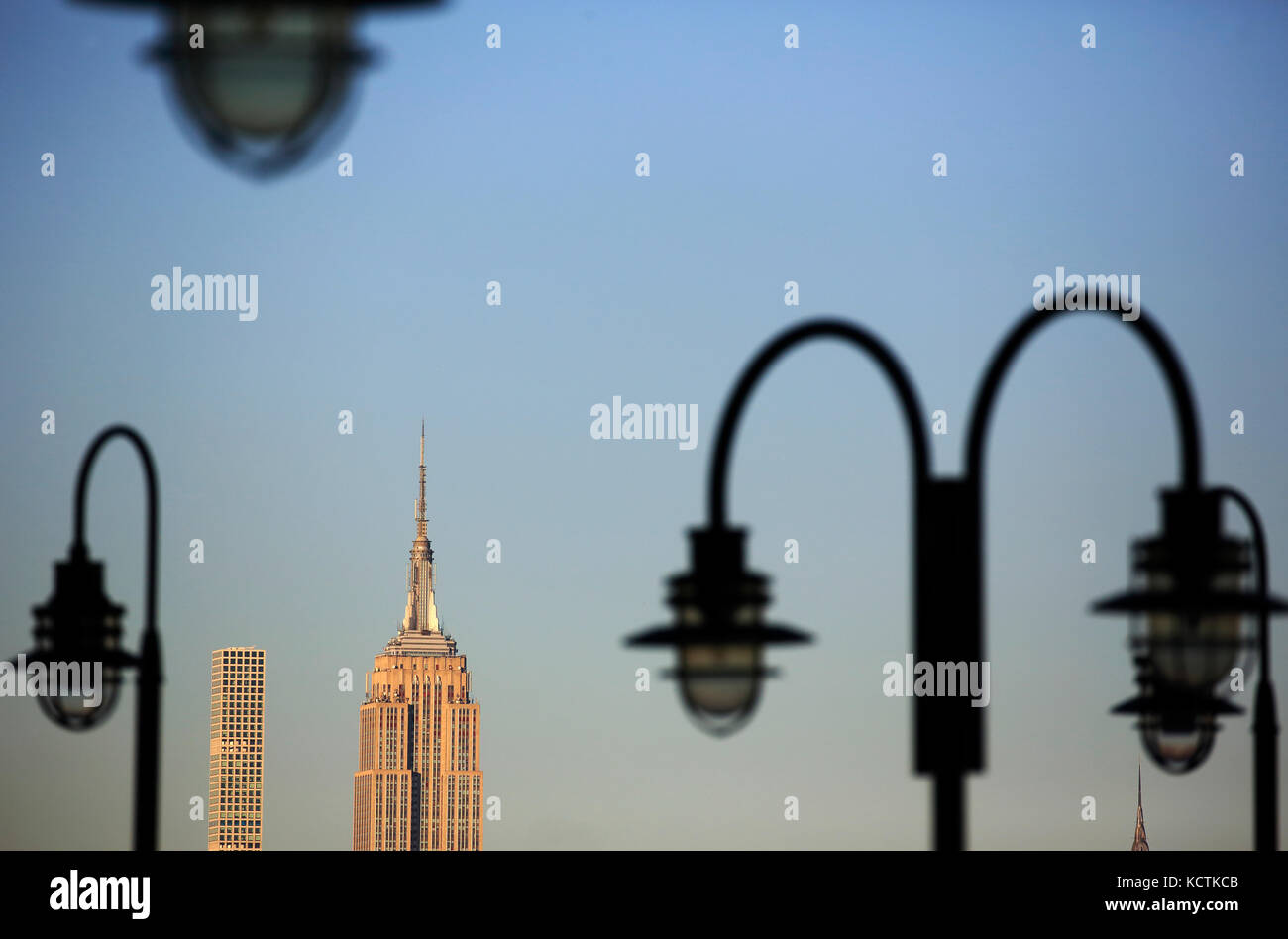 Empire State Building et 432 Park Avenue encadrés par des lampadaires.New York City,New York.USA Banque D'Images