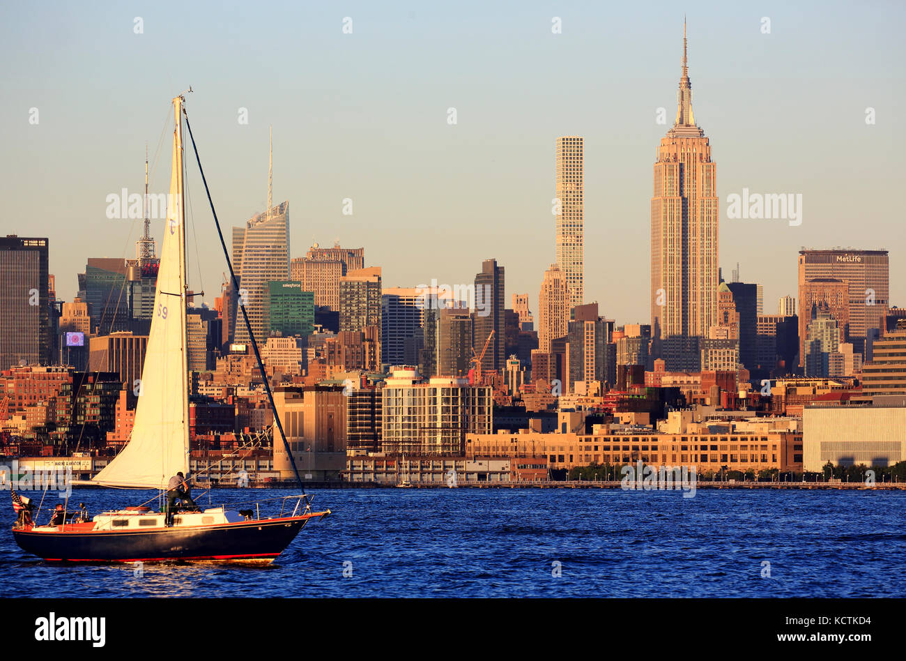 Un voilier dans le fleuve Hudson avec vue sur le centre de Manhattan et l'Empire State Building en arrière-plan.New York City.USA Banque D'Images