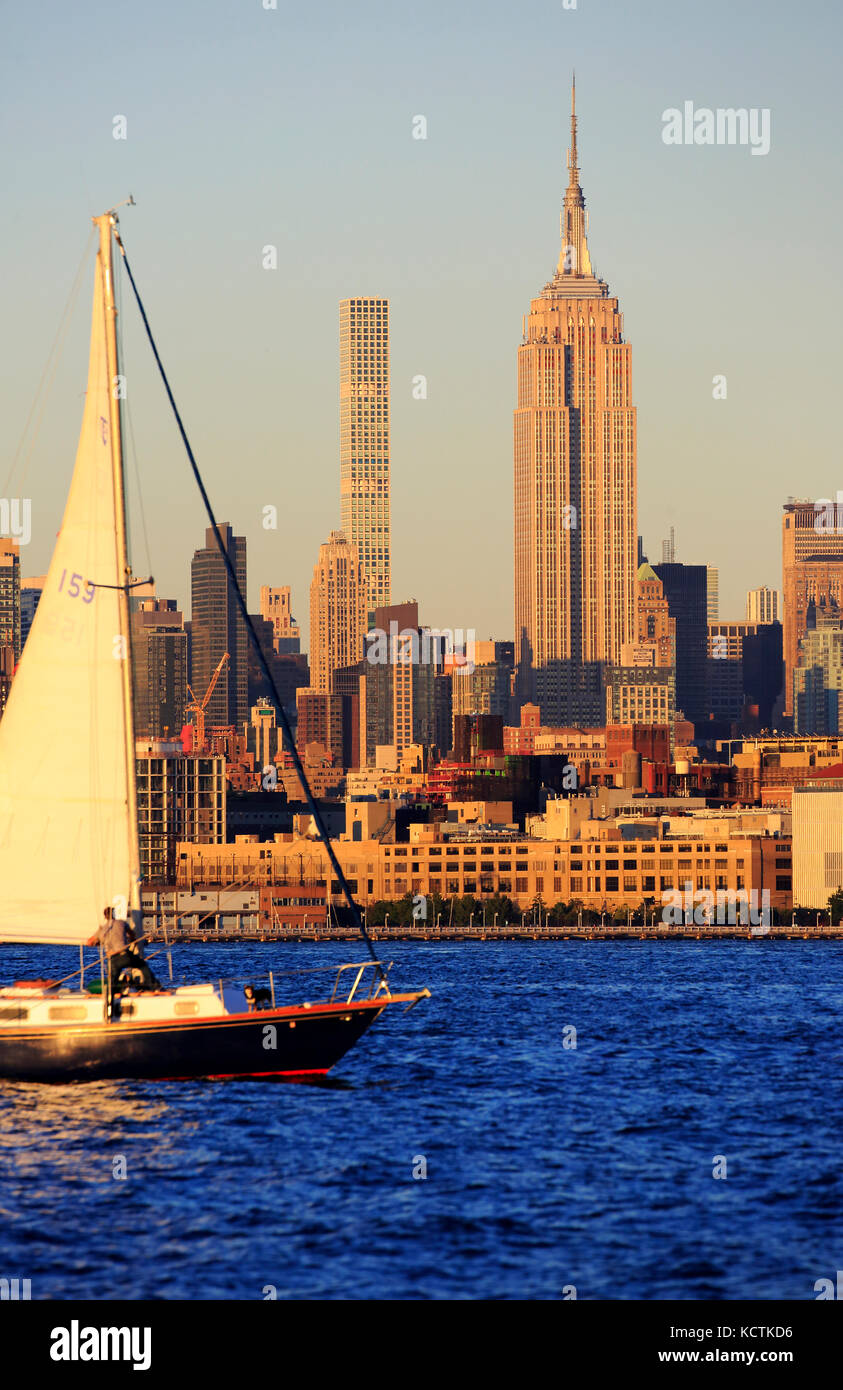 Un voilier dans le fleuve Hudson avec vue sur le centre de Manhattan et l'Empire State Building en arrière-plan.New York City.USA Banque D'Images
