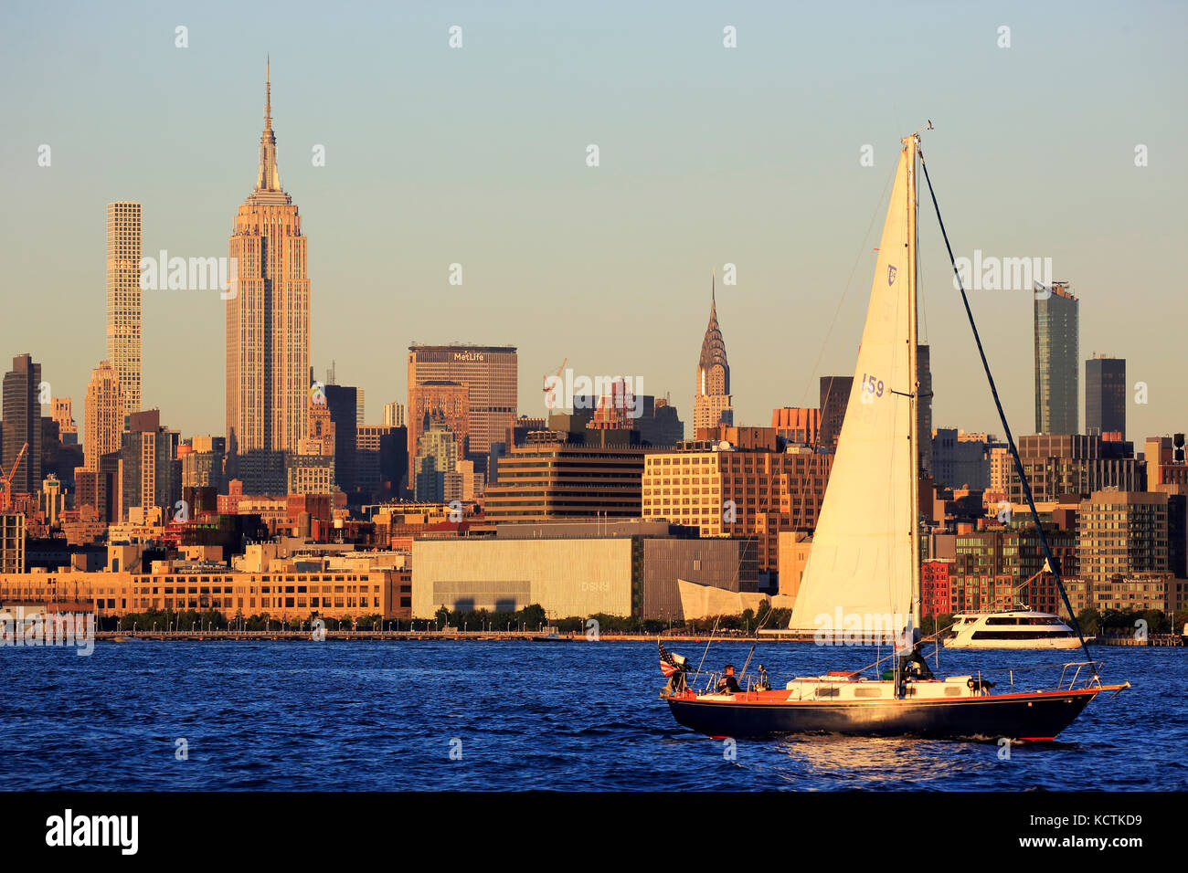 Un voilier dans le fleuve Hudson avec vue sur le centre de Manhattan et l'Empire State Building en arrière-plan.New York City.USA Banque D'Images