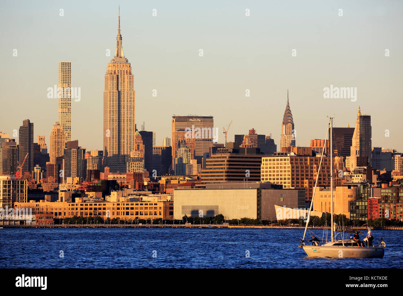 Un voilier dans le fleuve Hudson avec vue sur le centre de Manhattan et l'Empire State Building en arrière-plan.New York City.USA Banque D'Images