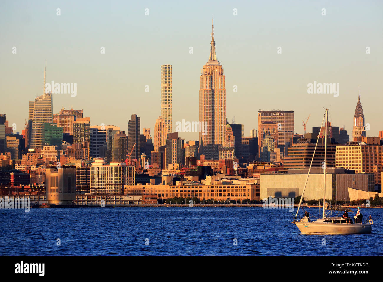 Un voilier dans le fleuve Hudson avec vue sur le centre de Manhattan et l'Empire State Building en arrière-plan.New York City.USA Banque D'Images