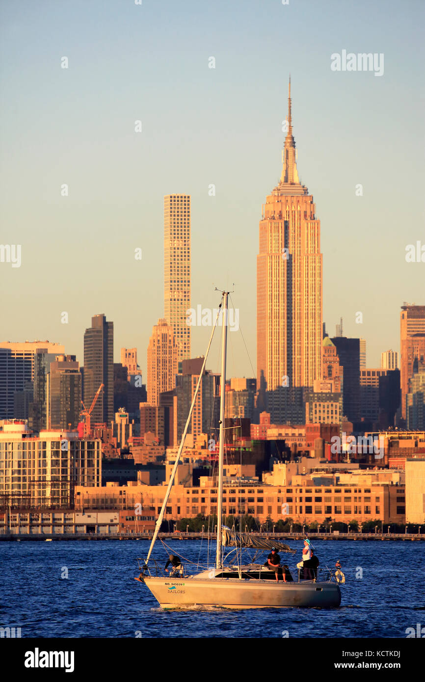 Un voilier dans le fleuve Hudson avec vue sur le centre de Manhattan et l'Empire State Building en arrière-plan.New York City.USA Banque D'Images