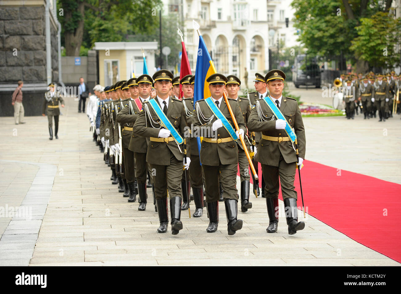 La garde d'honneur de l'Ukraine a marché lors d'une cérémonie officielle de rencontre sur la place près de l'Administration du Président de l'Ukraine Banque D'Images