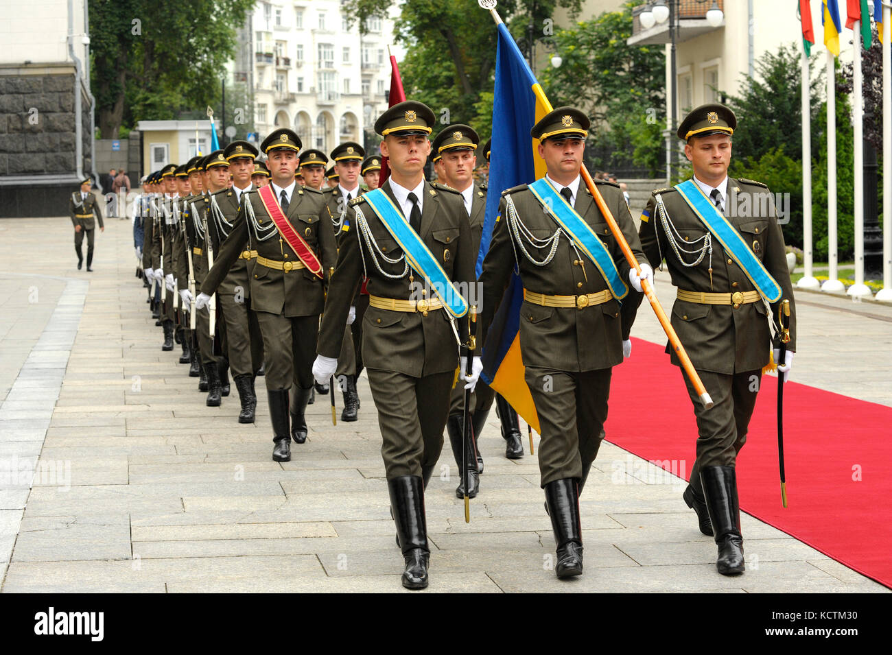 La garde d'honneur de l'Ukraine a marché lors d'une cérémonie officielle de rencontre sur la place près de l'Administration du Président de l'Ukraine Banque D'Images