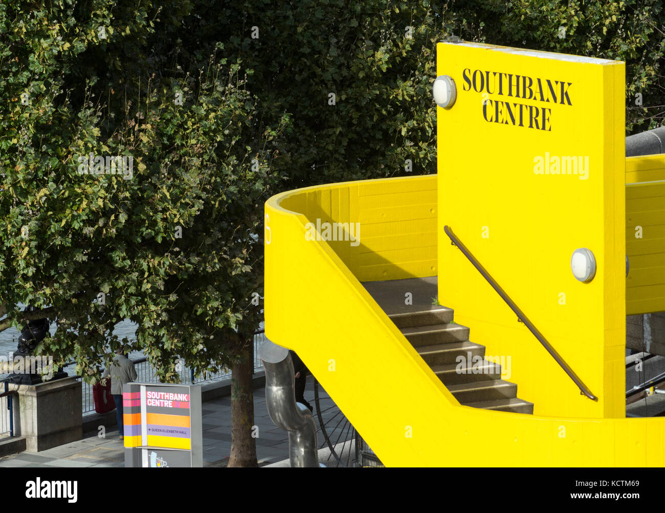 L'emblématique Southbank Centre escalier en béton jaune vif, Lambeth, London, SE1, UK Banque D'Images