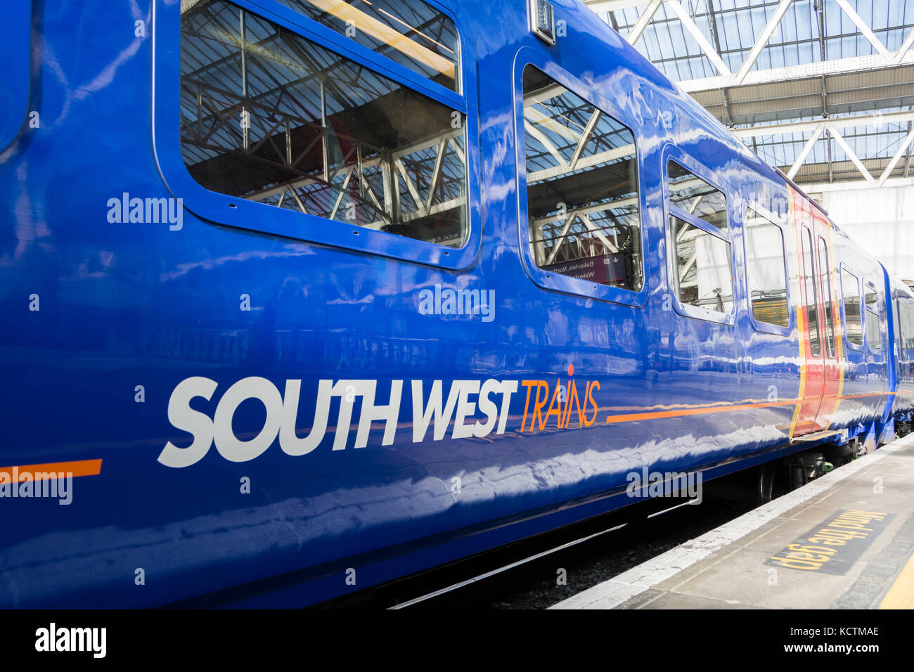 Voitures de train du Sud-Ouest (maintenant South Western Railway) et livrée, à Londres, Waterloo, Royaume-Uni Banque D'Images