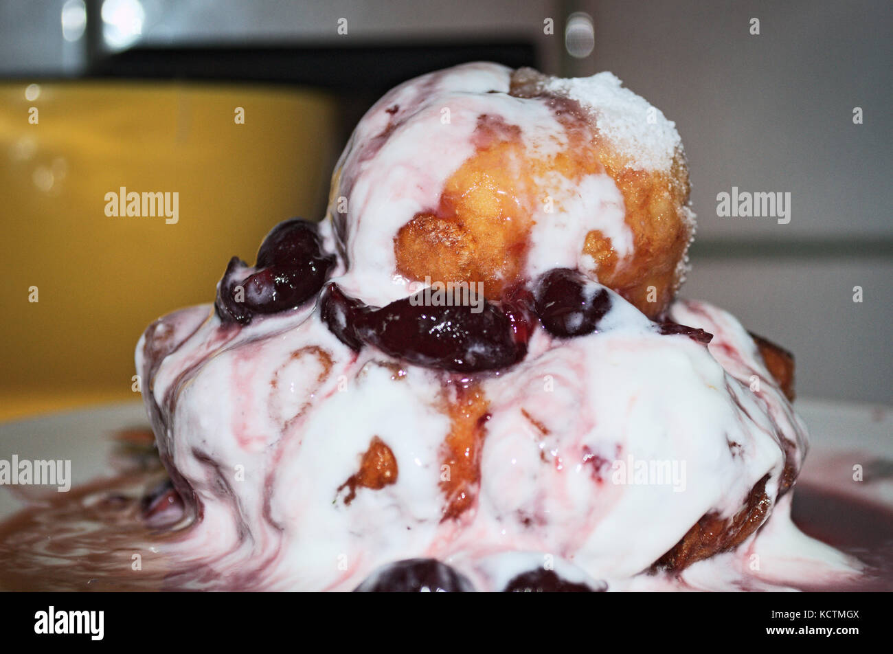 Dans la cuisine, dessert, la crème à la cerise, gâteau, bon, savoureuse, un régal pour vos papilles Banque D'Images