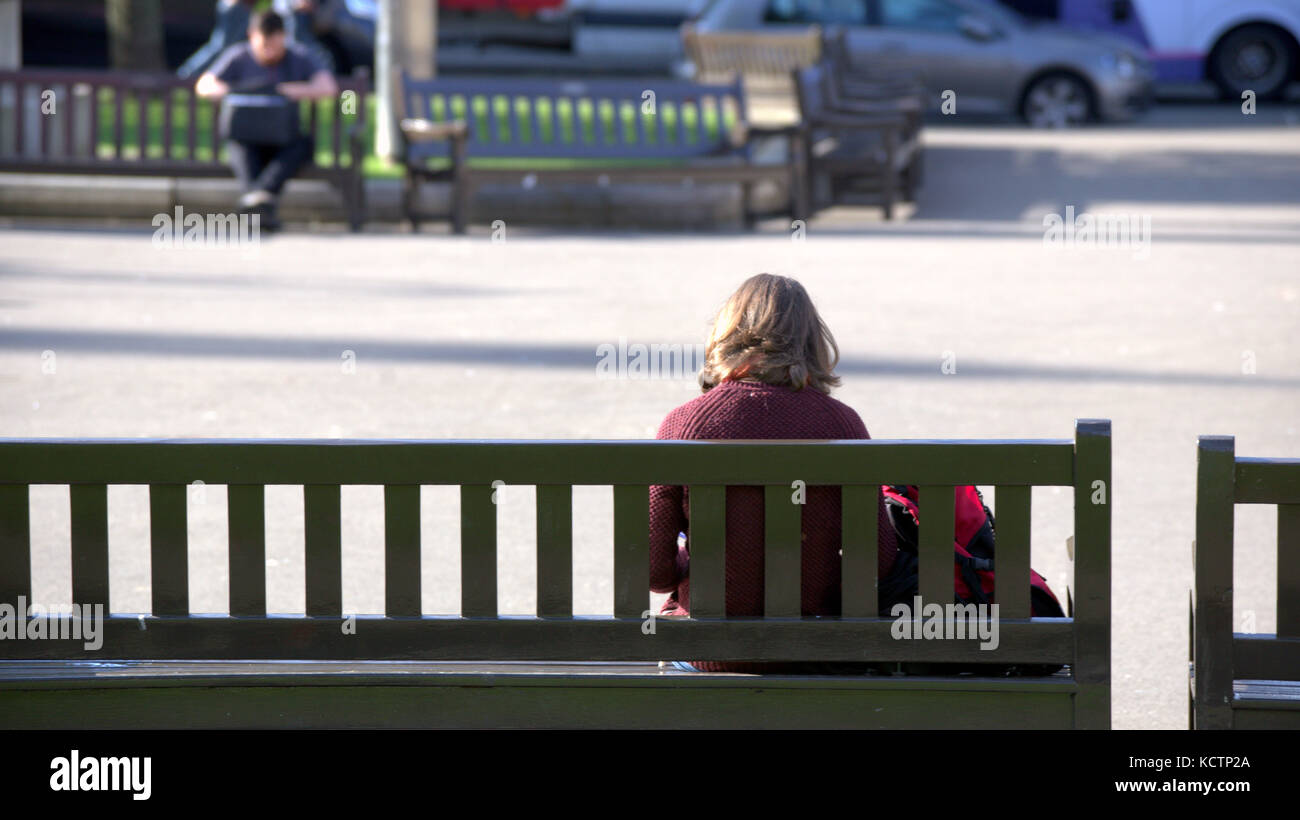 Om un banc assis regardant la vie aller par les touristes george square Glasgow Banque D'Images
